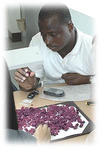 Vendedor de gemas brutas africanas