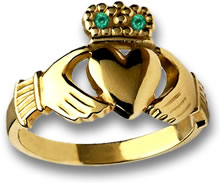 Anel Claddagh em ouro com detalhes em esmeralda