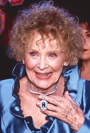 Gloria Stuart usando o colar de diamantes azuis da Harry Winston