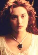 Kate Winslet usando o colar Coração do Oceano