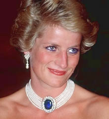 Princesa Diana usando uma gargantilha de pérolas