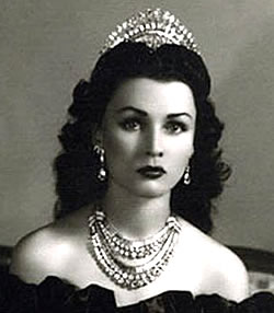 Princesa Fawzia usando seu parure de diamante e platina