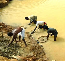 Mineração aluvial de pedras preciosas em Serra Leoa