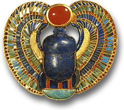Amuleto de escaravelho egípcio antigo com lápis-lazúli, cornalina e outras pedras preciosas