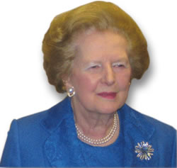 Baronesa Thatcher em pérolas e broche de pedras preciosas