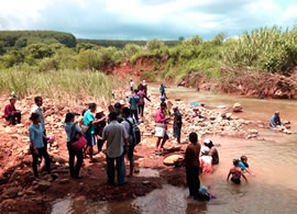 Moradores esperançosos de Bo Rai em busca de rubis