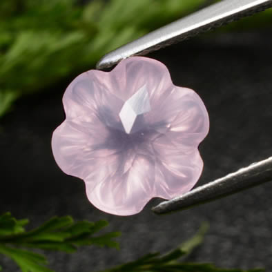 Flor de quartzo rosa esculpida