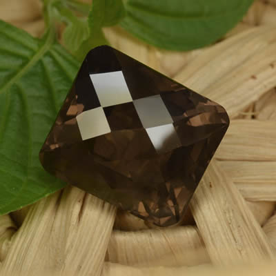 Pedra preciosa de quartzo fumê octogonal com corte xadrez
