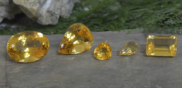 Várias pedras preciosas citrinas