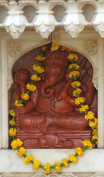 Estátua esculpida em coral de Ganesh