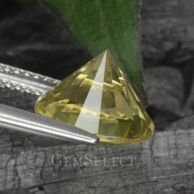 Uma joia de quartzo limão lapidada com diamante mantida pelo cinto