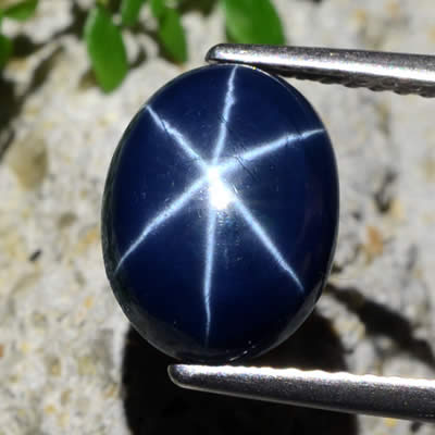Cabochão de safira estrela azul difusa