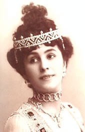 Mathilda Kschessinska usando diamantes e pérolas