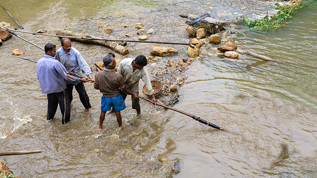 Uma foto de uma safira sendo extraída no Sri Lanka - Imagem grande