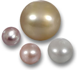 Pérolas brancas, rosa e douradas