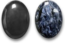 Cabochões de hematita e pietersita