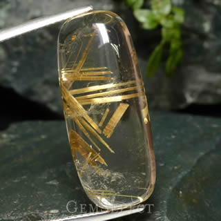 Pedra preciosa de quartzo com inclusões de rutilo dourado