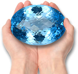 Uma grande pedra preciosa de topázio azul suíço