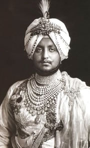 Maharajah Bhupinder Singh de Patiala em diamantes e pérolas deslumbrantes