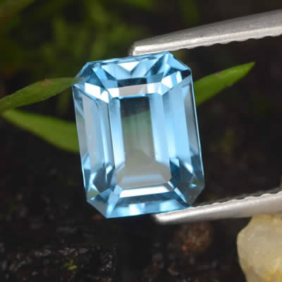 Pedra topázio azul suíço octogonal, lapidada em degraus