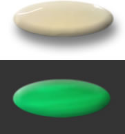 Uma opala comum sob a luz do dia (superior) e luz ultravioleta (inferior)