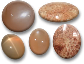 Cabochões de pêssego: Moonstone (esquerda) e coral fóssil (direita)