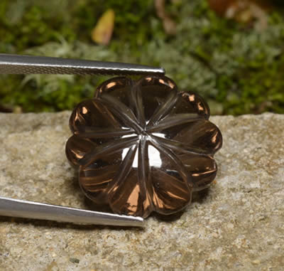 Flor de quartzo fumê esculpida