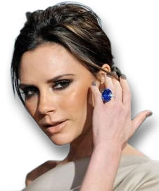 Victoria Beckham exibindo um grande anel de safira azul