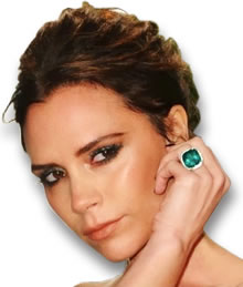Victoria Beckham usando anel de esmeralda