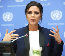 Victoria Beckham como Embaixadora da Boa Vontade do UNAIDS, usando um anel de diamante amarelo com lapidação de esmeralda