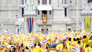 Povo tailandês vestido de amarelo para mostrar respeito pelo rei