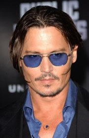 Johnny Depp usando safira azul