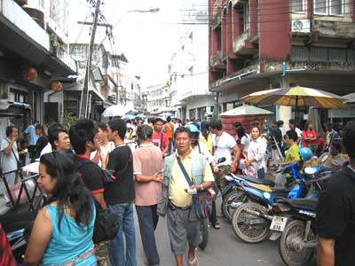 Revendedores de joias no mercado de joias de Chathaburi