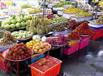 Mercado local de frutas em Chanthaburi Tailândia