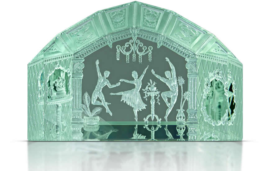 Escultura em berilo verde de 210,55 ct. Crédito da imagem: www.nationaljeweler.com