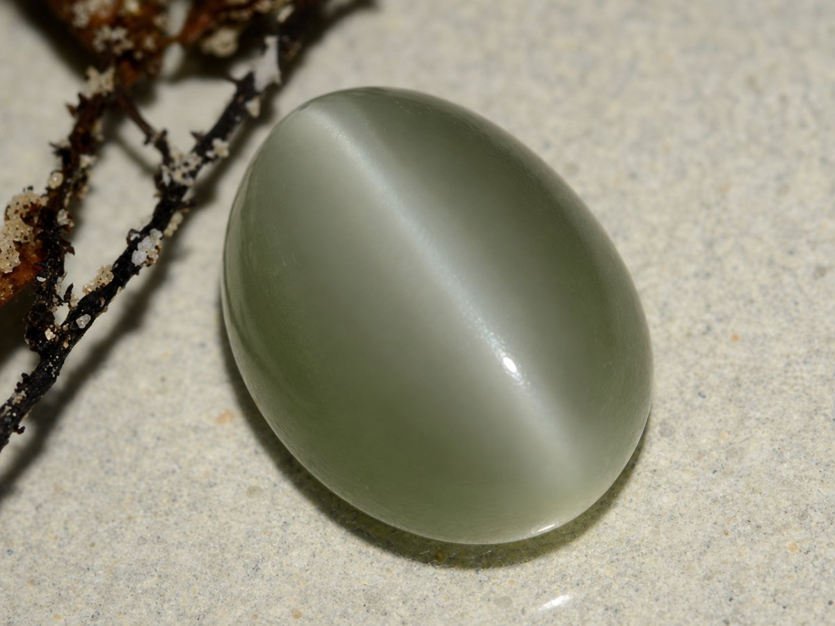 Visão aproximada de gemas naturais de Actinolite Olho de Gato.