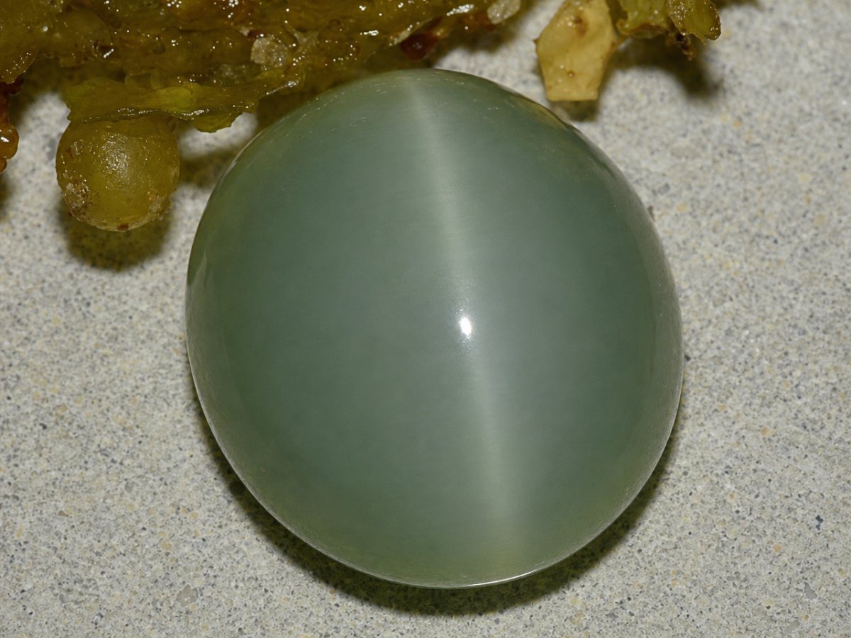Visão aproximada de gemas naturais de Actinolite Olho de Gato.