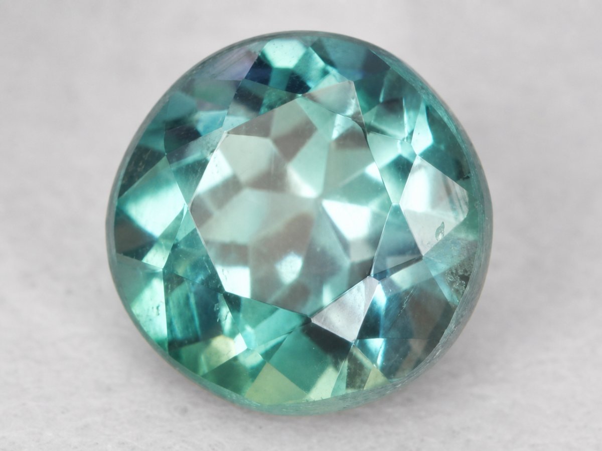 Visão aproximada de gemas de alexandrita naturais.