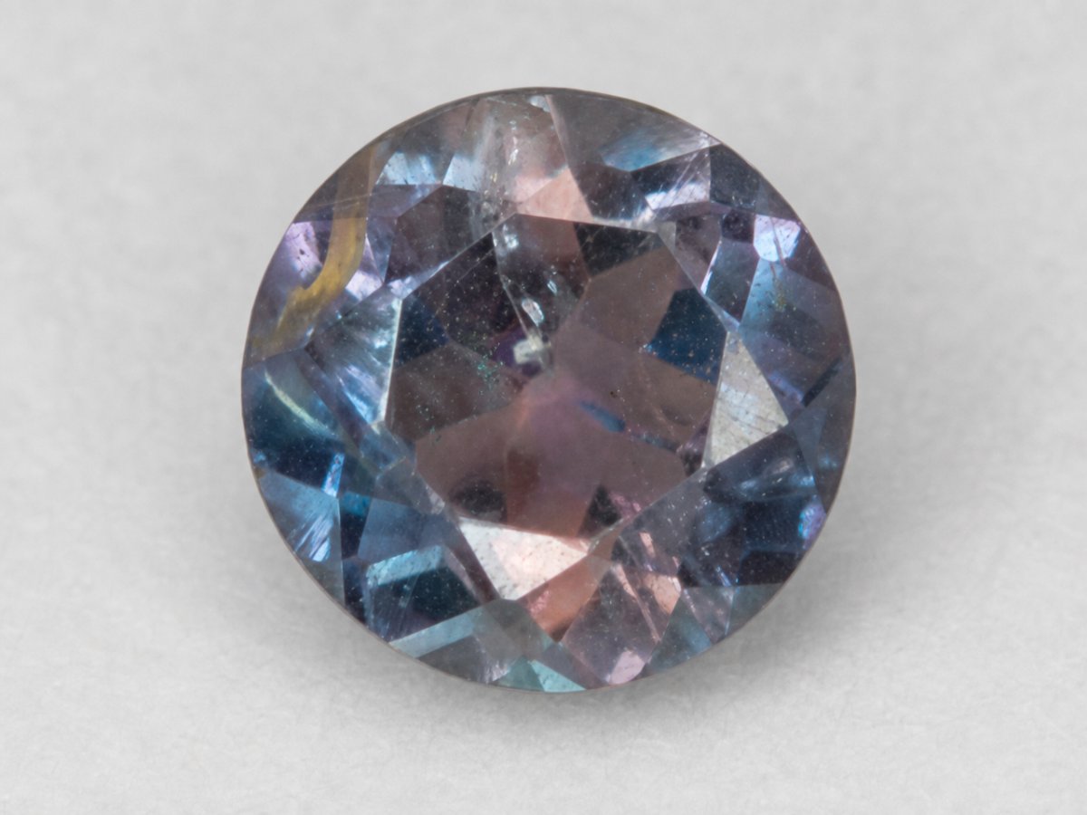 Visão aproximada de gemas de alexandrita naturais.