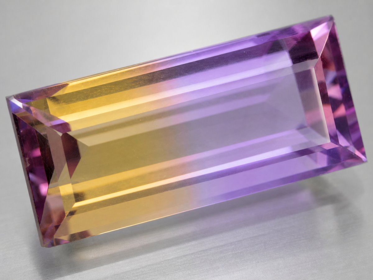 Visão aproximada de gemas de ametrina naturais.