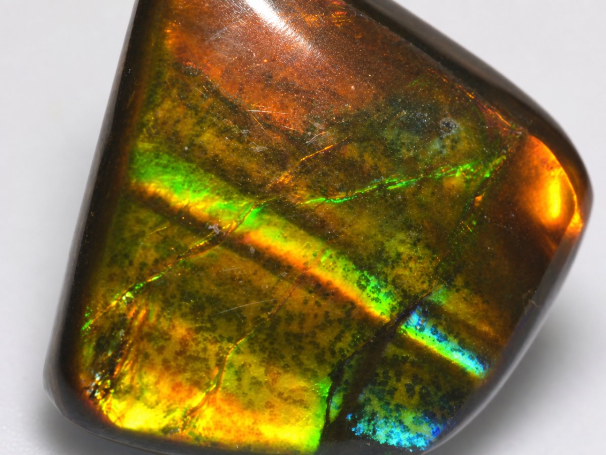 Visão aproximada de gemas de amolita natural.