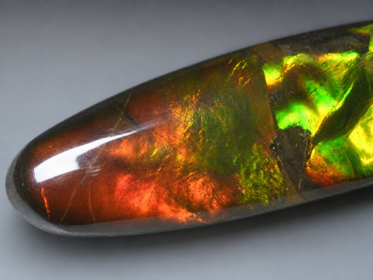 Visão aproximada de gemas de amolita natural.
