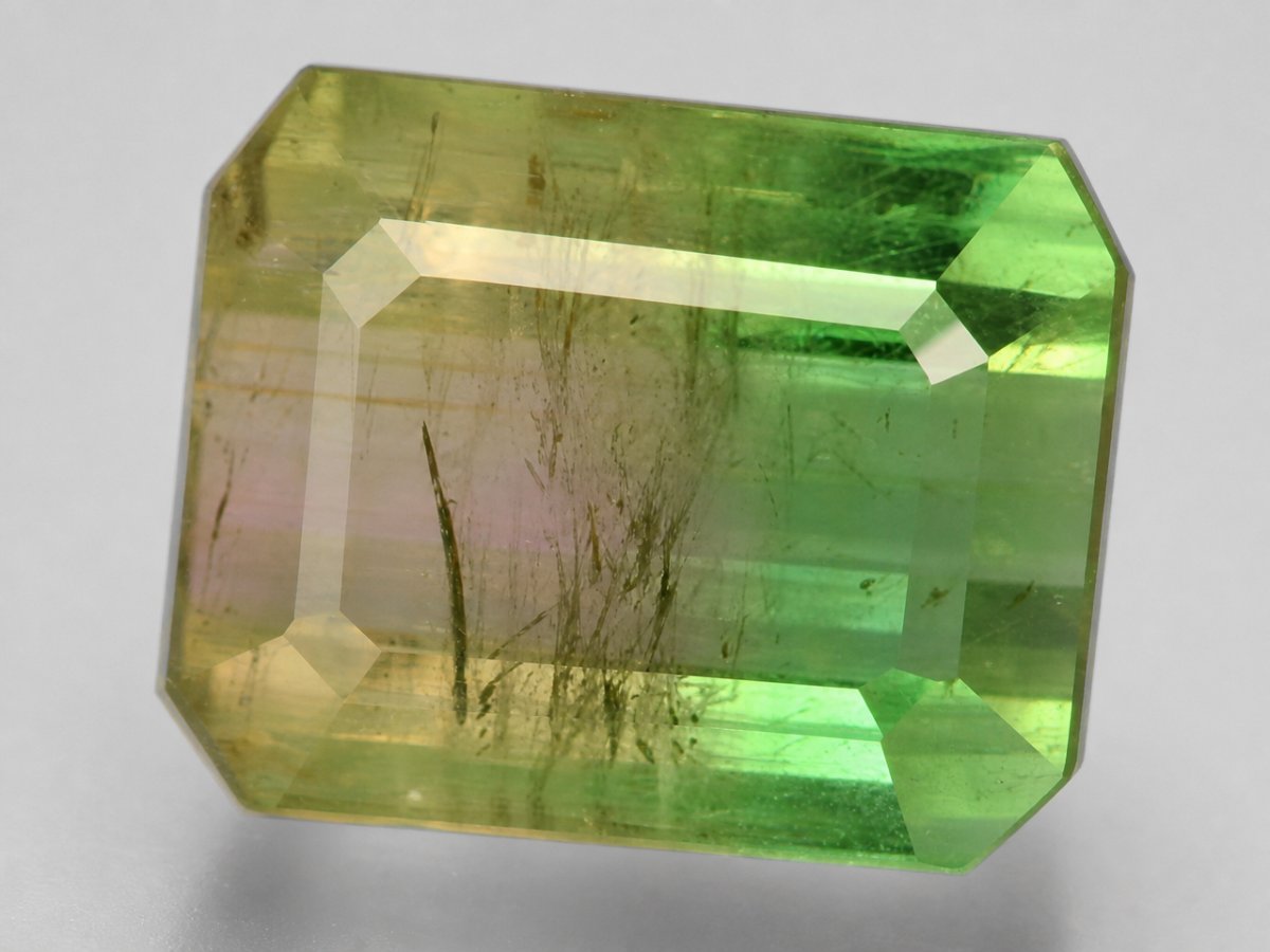 Visão aproximada de gemas naturais de turmalina bicolor.