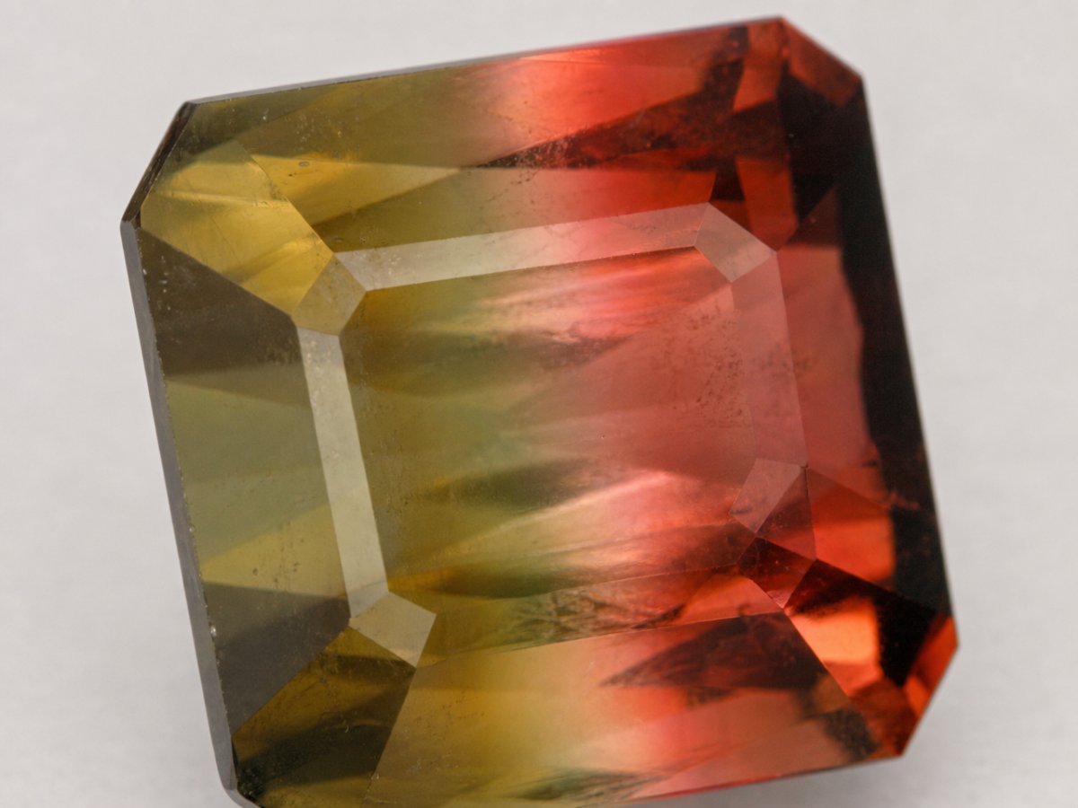 Visão aproximada de gemas naturais de turmalina bicolor.