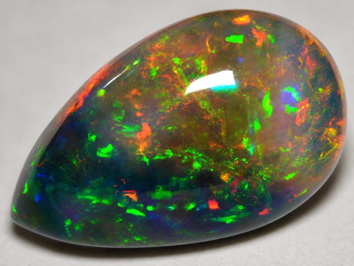 Visão aproximada de gemas de opala negra natural.