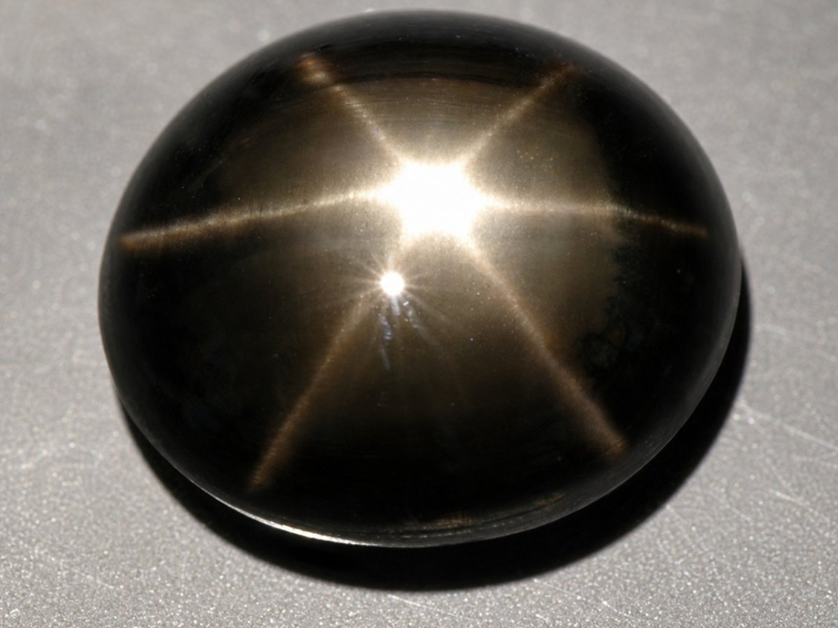 Visão aproximada de gemas naturais de safira estrela negra.