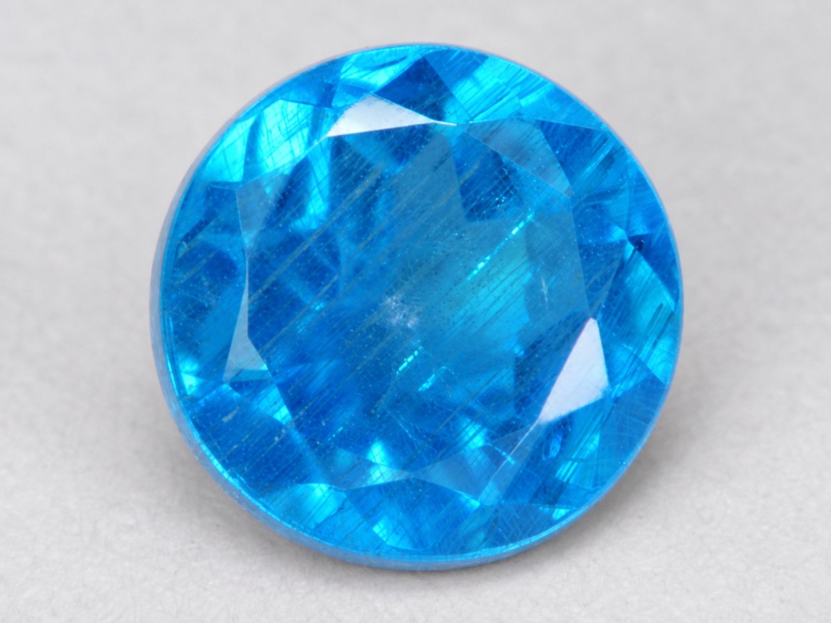 Visão aproximada de gemas naturais de apatita azul.