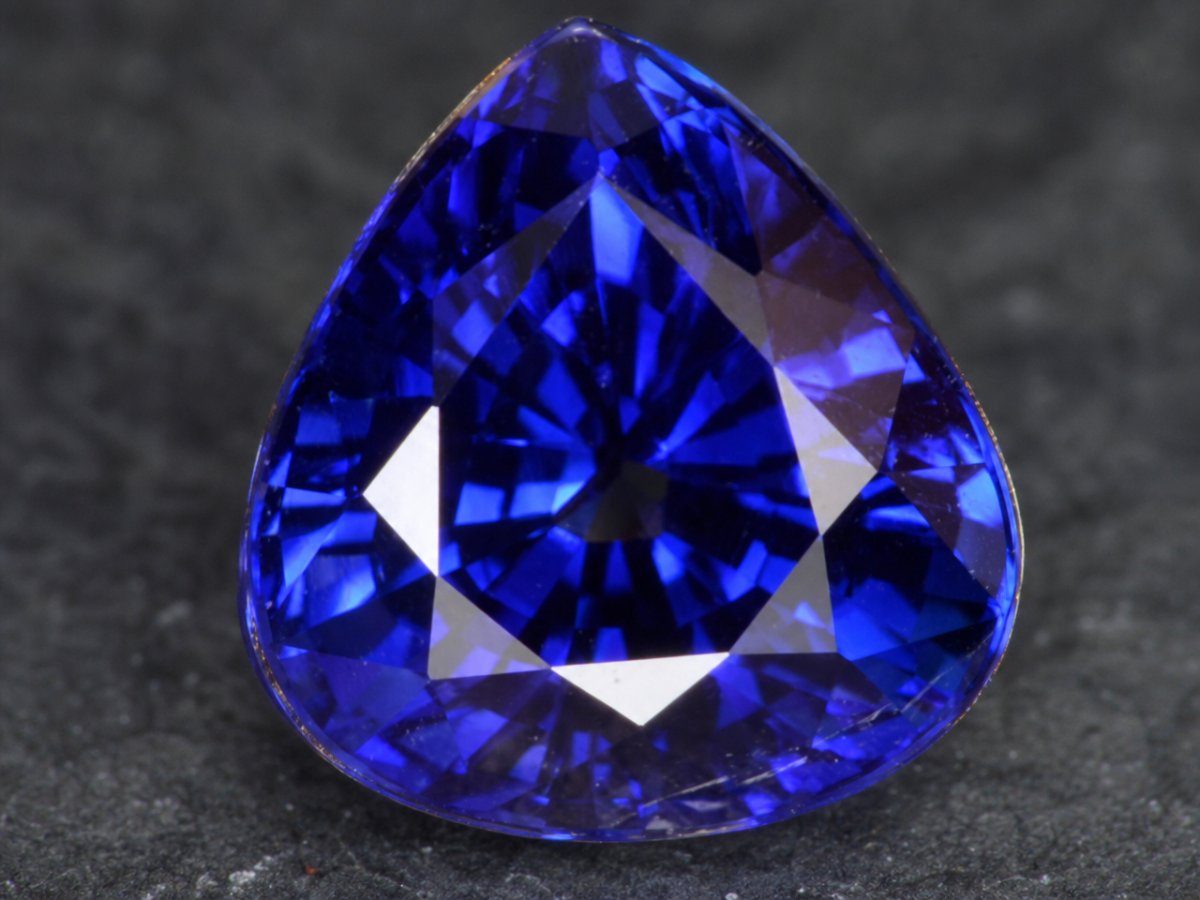 Visão aproximada de gemas de safira azul natural.