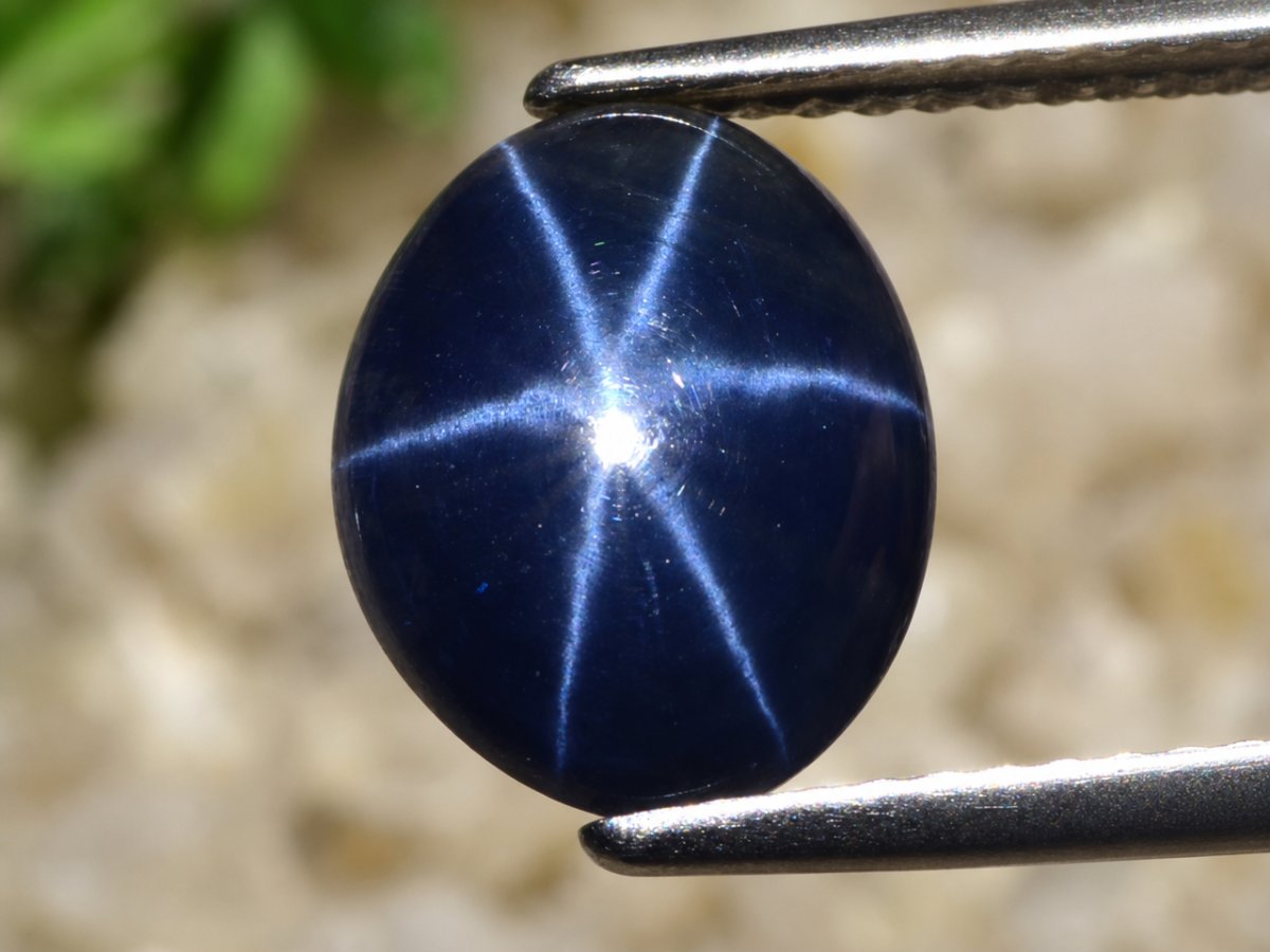 Visão aproximada de gemas naturais de safira azul estrela.