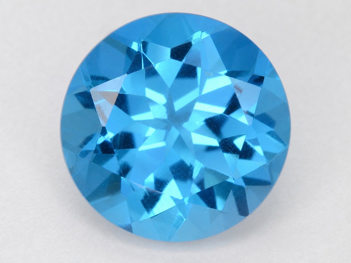 Visão aproximada de gemas de topázio azul natural.